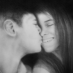 Żaneta Tarnowska Artistry - Czarno-biały szkic ołówkiem przedstawiający całującą się parę, z widocznym uśmiechem kobiety i logo artysty w prawym górnym rogu.