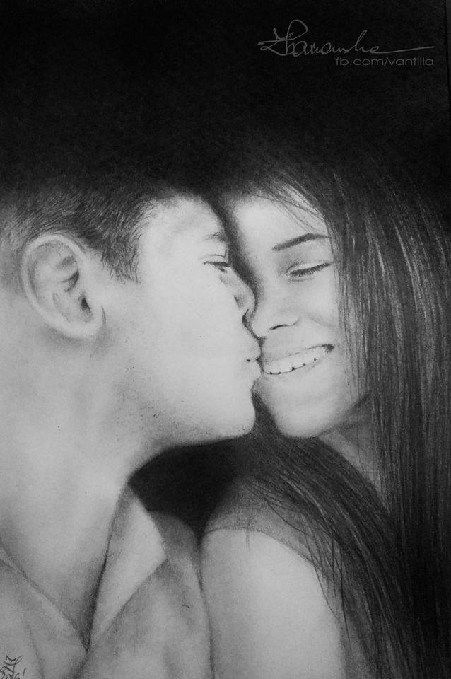 Czarno-biały szkic ołówkiem przedstawiający całującą się parę, z widocznym uśmiechem kobiety i logo artysty w prawym górnym rogu.