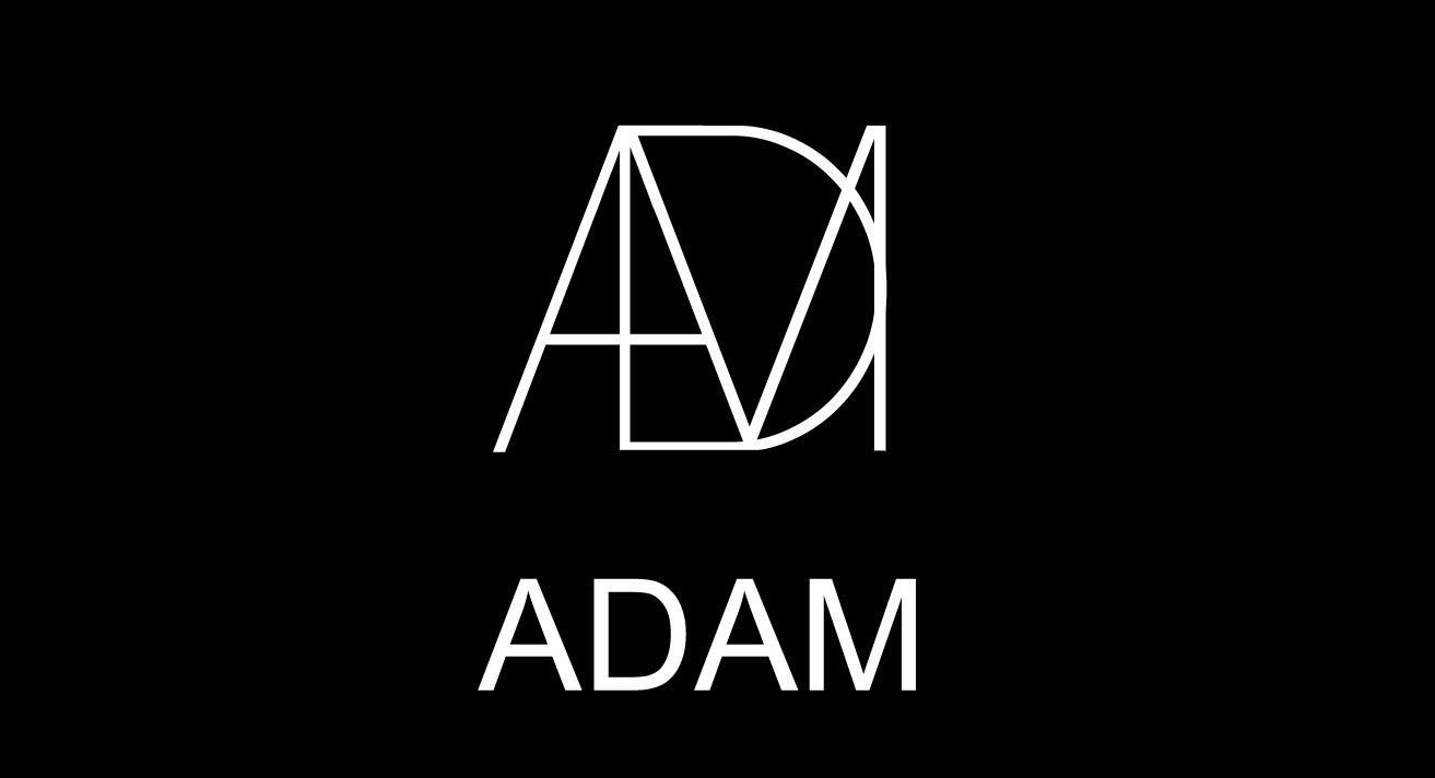 Minimalistyczne logo z liter ADM w geometrycznym stylu na czarnym tle, poniżej napis ADAM.