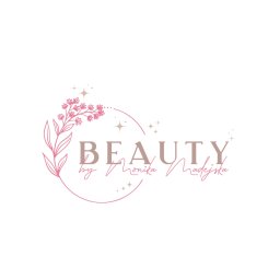 Beauty by MONIKA MADEJSKA - Delikatny, różowy logotyp 'Beauty by Monika Madejska' z motywem kwiatowym i subtelnymi gwiazdkami, na białym tle. Minimalistyczny design, elegancka typografia.