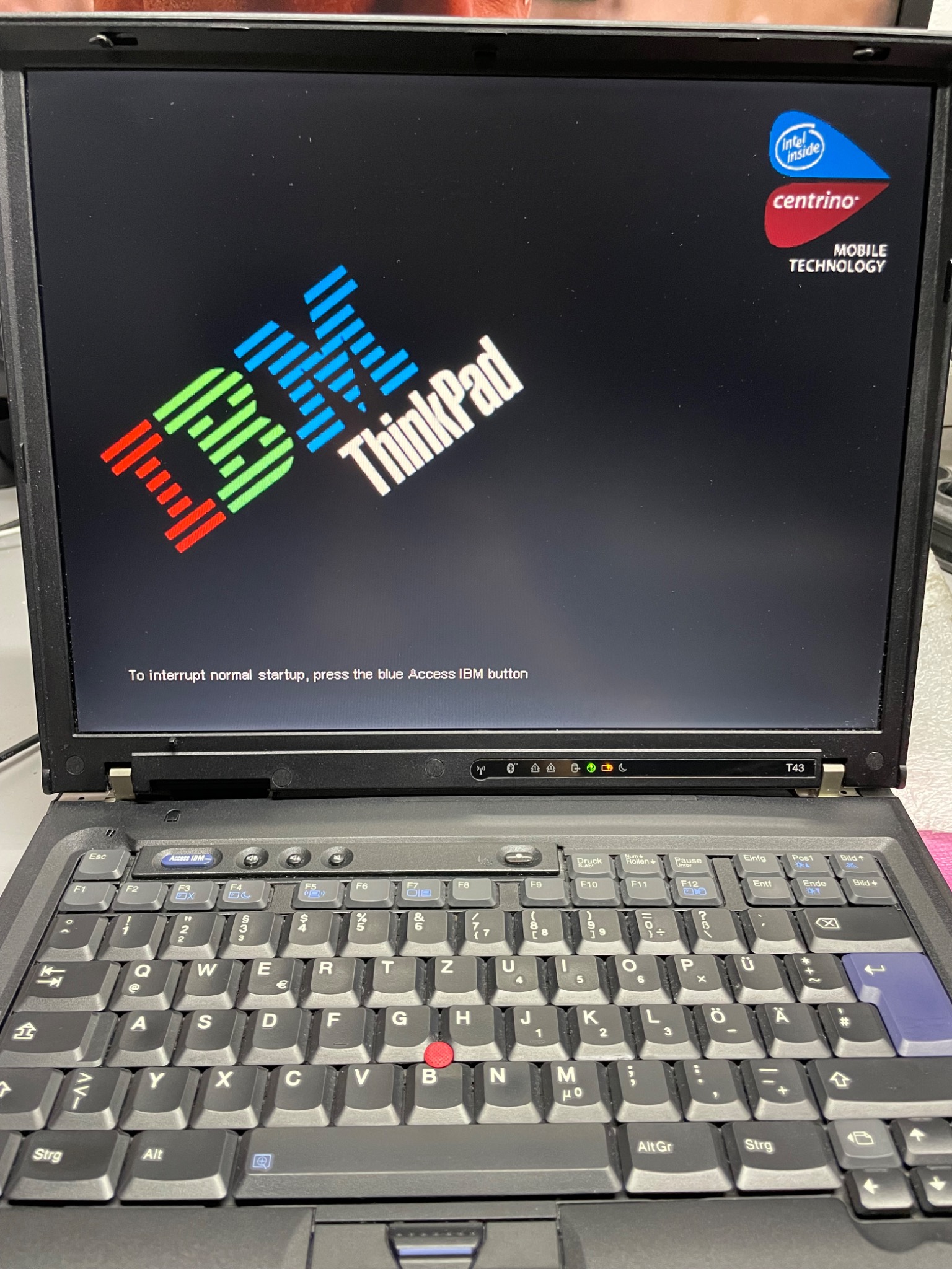 Ekran laptopa IBM ThinkPad T43 podczas uruchamiania, widoczne logo IBM i Intel Centrino Mobile Technology.