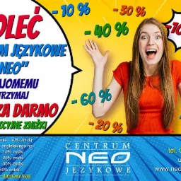 Promocja centrum językowego: poleć znajomemu i otrzymaj zniżki lub darmowy kurs, z uśmiechniętą kobietą na żółto-niebieskim tle z informacją o zniżkach.