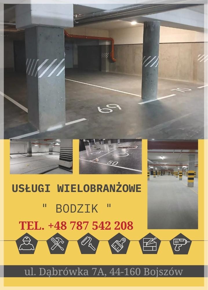 Oznakowane, betonowe słupy i miejsca parkingowe w garażu podziemnym. Białe linie i numery na szarym tle. Widoczne rury pod sufitem. Reklama firmy na dole zdjęcia.