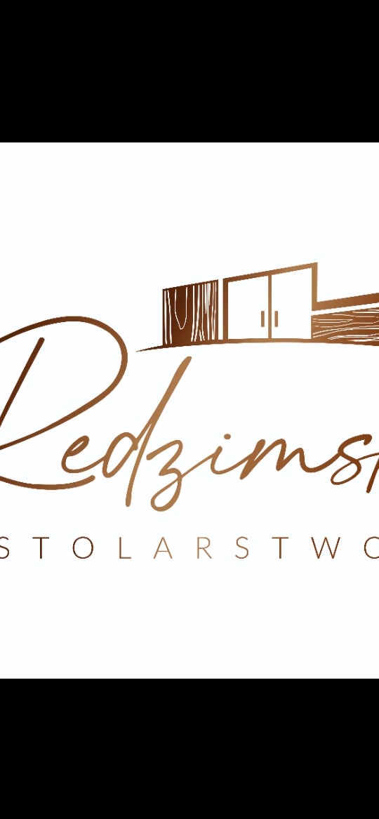Eleganckie logo firmy stolarskiej w odcieniach brązu, przedstawiające minimalistyczny zarys budynku z elementami drewnianymi i nowoczesnym napisem 'Redzimski STOLARSTWO'.