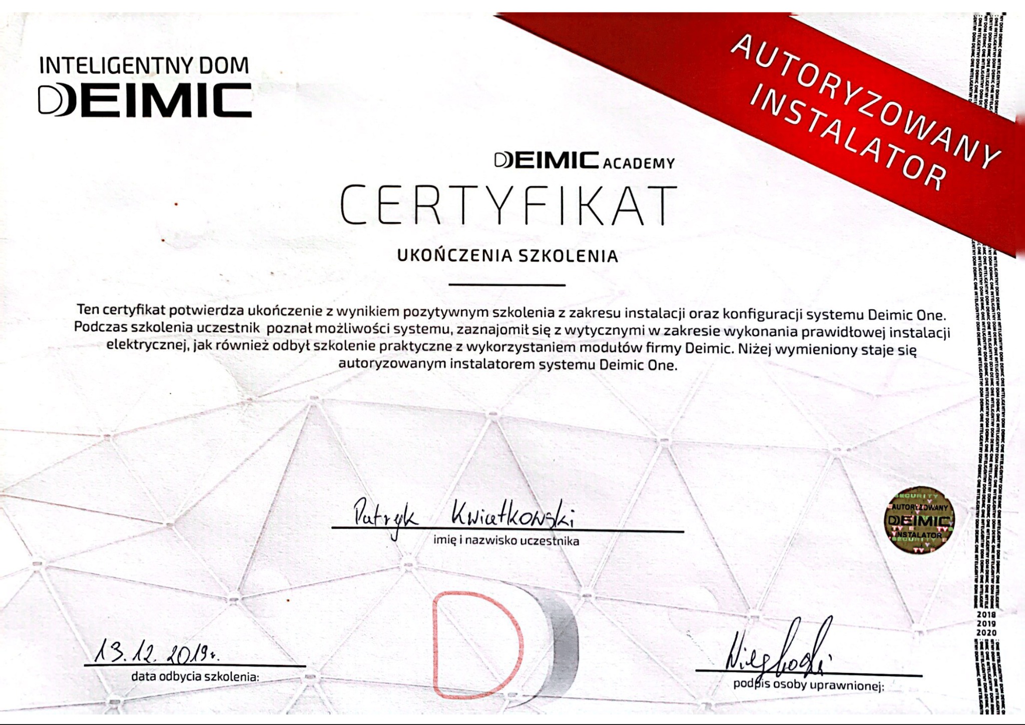 Certyfikat ukończenia szkolenia Deimic Academy dla autoryzowanego instalatora inteligentnych domów Deimic One, z datą 13.12.2019 i podpisem osoby uprawnionej.