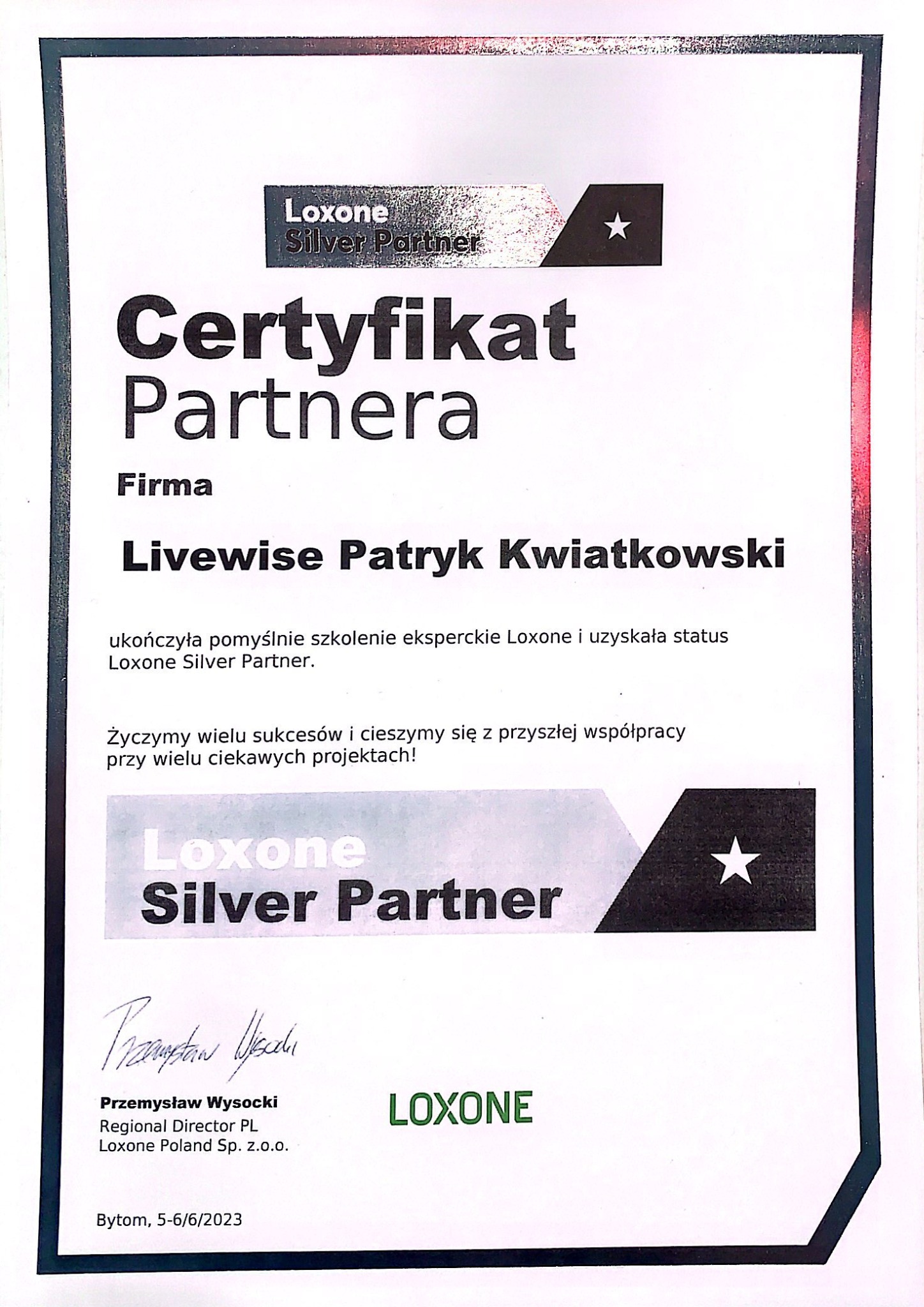 Skan certyfikatu partnerskiego Loxone Silver Partner dla firmy Livewise Patryk Kwiatkowski, potwierdzający ukończenie szkolenia eksperckiego, podpisany przez Przemysława Wysockiego z Loxone Poland...