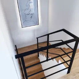 Nowoczesne schody z drewnianymi stopniami i czarną metalową balustradą, oświetlenie LED na ścianie z grafiką.