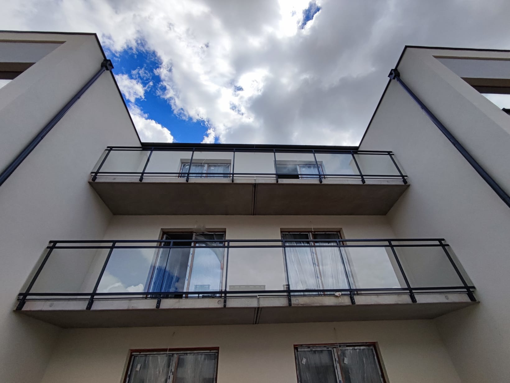 Balustrada stalowa, cynkowana ogniowo i lakierowana ze szkłem bezbarwnym