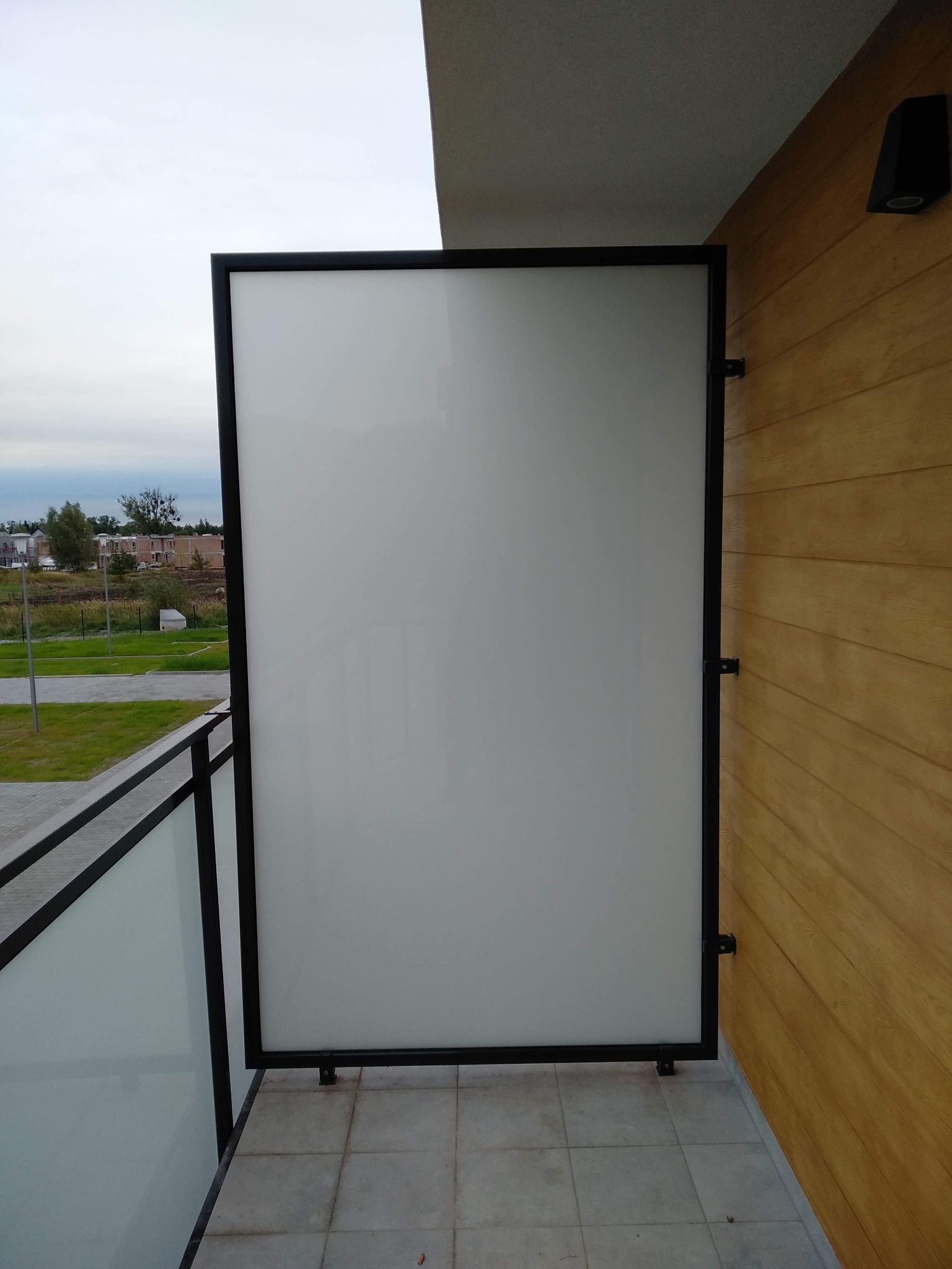 Przegroda balkonowa ze szkłem mlecznym