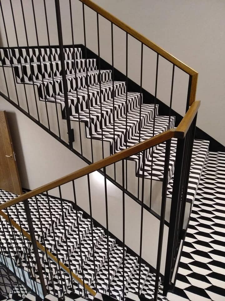 Balustrada schodowa ze stali i z pochwytem drewnianym
