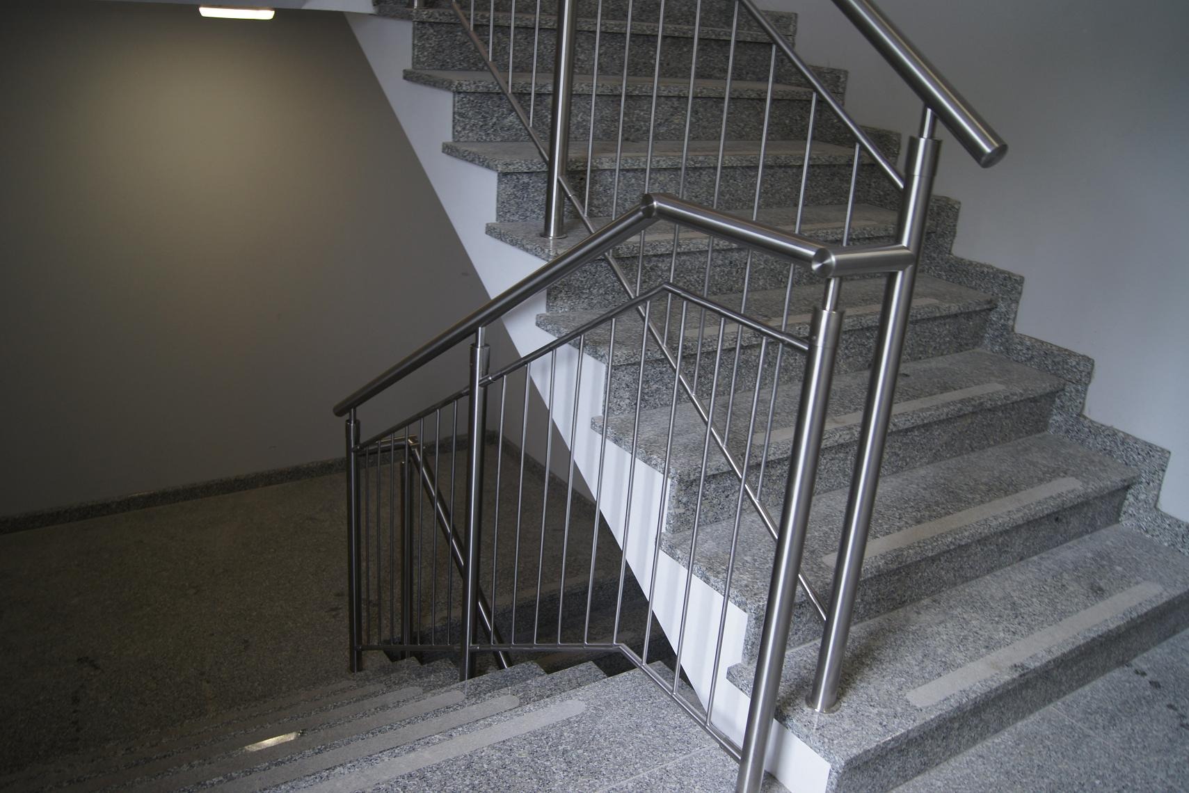 Balustrada schodowa z prętami pionowymi