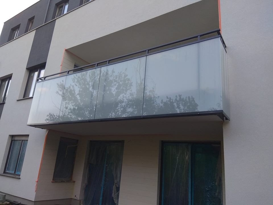 Balustrada balkonowa ze szkłem