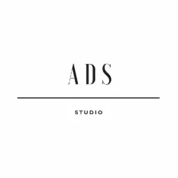 Minimalistyczne logo 'ADS STUDIO' z cienką, poziomą linią oddzielającą nazwę od słowa 'STUDIO', czcionka szeryfowa, czarno-białe.