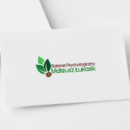 Logo gabinetu psychologicznego Mateusz Łukasik na wizytówce z motywem liści i ziarna kawy, leżącej na stosie białych kartek.