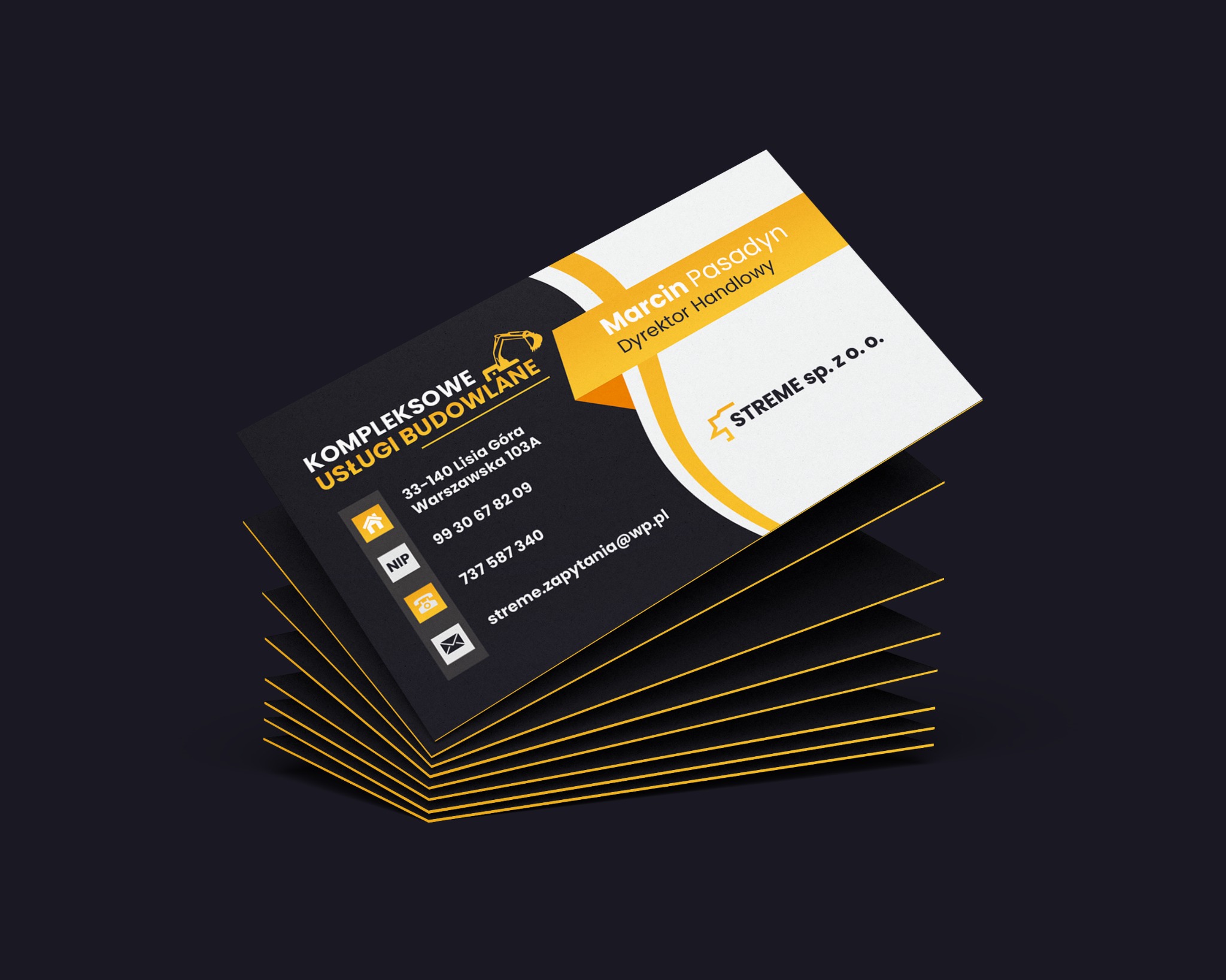 Stos wizytówek w kolorystyce czarno-żółtej, z danymi kontaktowymi firmy budowlanej, ułożony pod kątem na ciemnym tle.