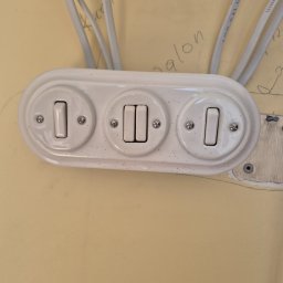 B&M Elektro-Instal sp. z o.o. - Wyłącznik ceramiczny retro PRL zamontowany u klienta