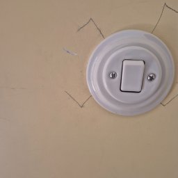 B&M Elektro-Instal sp. z o.o. - Wyłącznik ceramiczny retro zamontowany u klienta