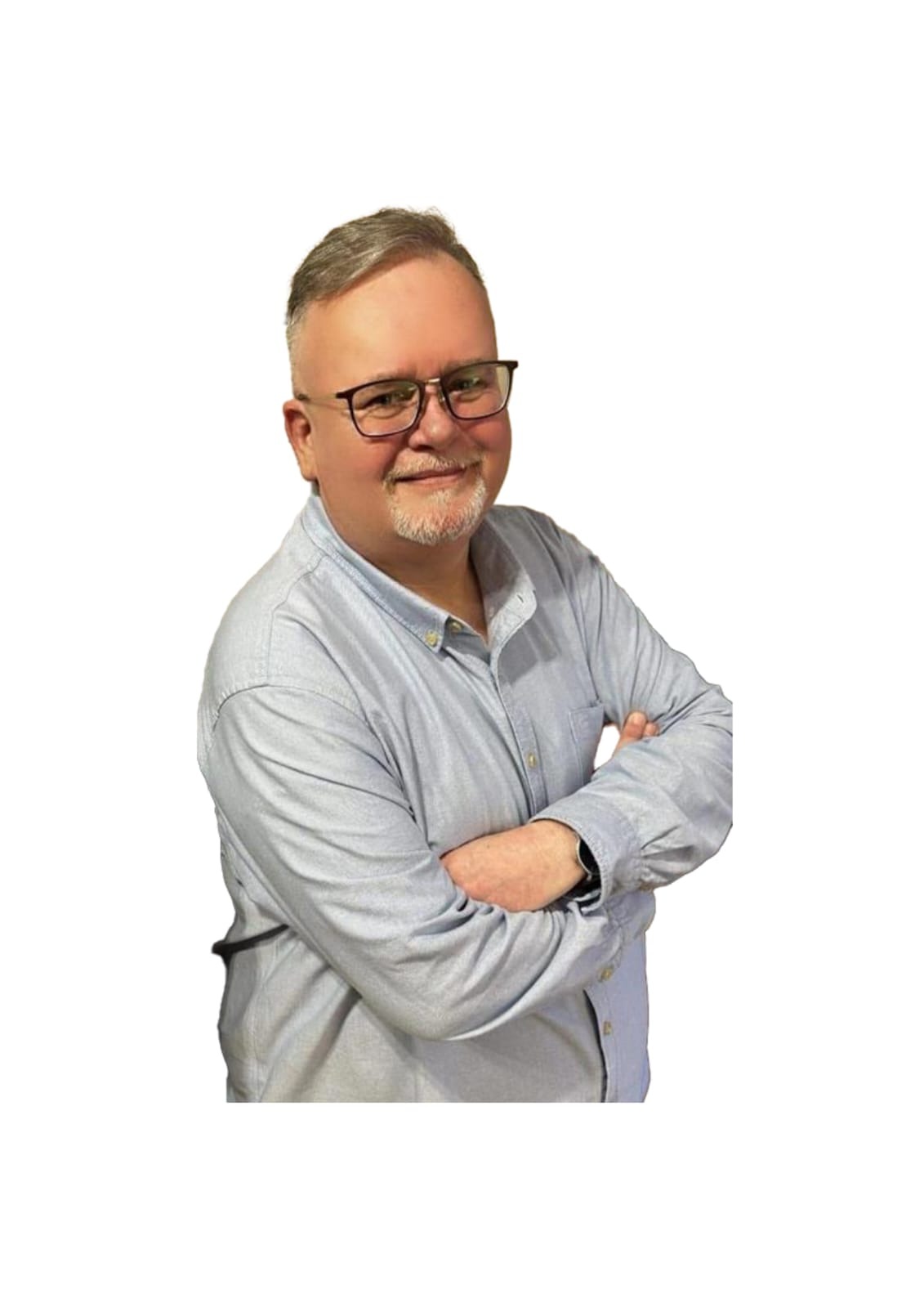 Portret uśmiechniętego mężczyzny w okularach i niebieskiej koszuli z założonymi rękami na białym tle.