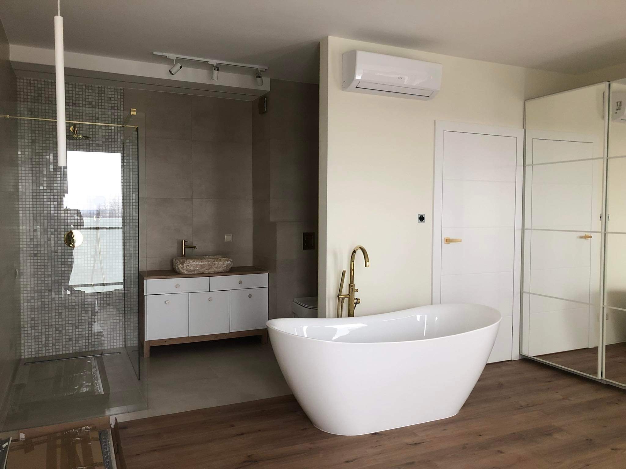 Łazienka wykonana od podstaw wraz z przeróbkami elektrycznymi a także hydraulika . Pod biały montaż.