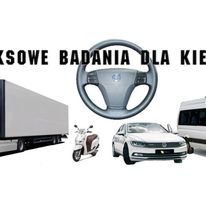Grafika przedstawiająca pojazdy (tir, skuter, samochód osobowy, bus) oraz kierownicę samochodową z logiem, z tekstem 'Kierowcowe badania dla kierowców'.