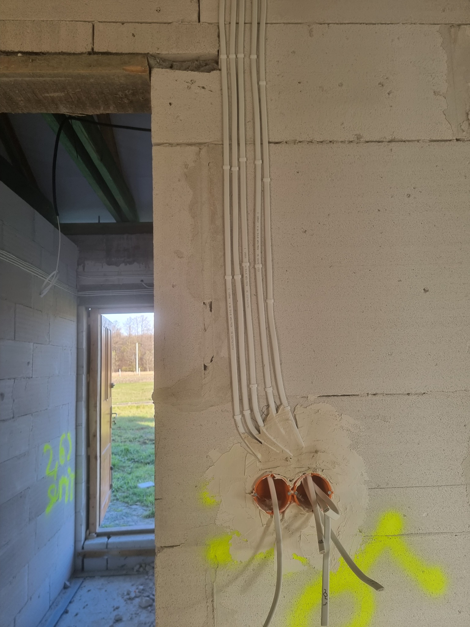 Wedle uznania, instalacje w bruzdach bądz na uchwytach