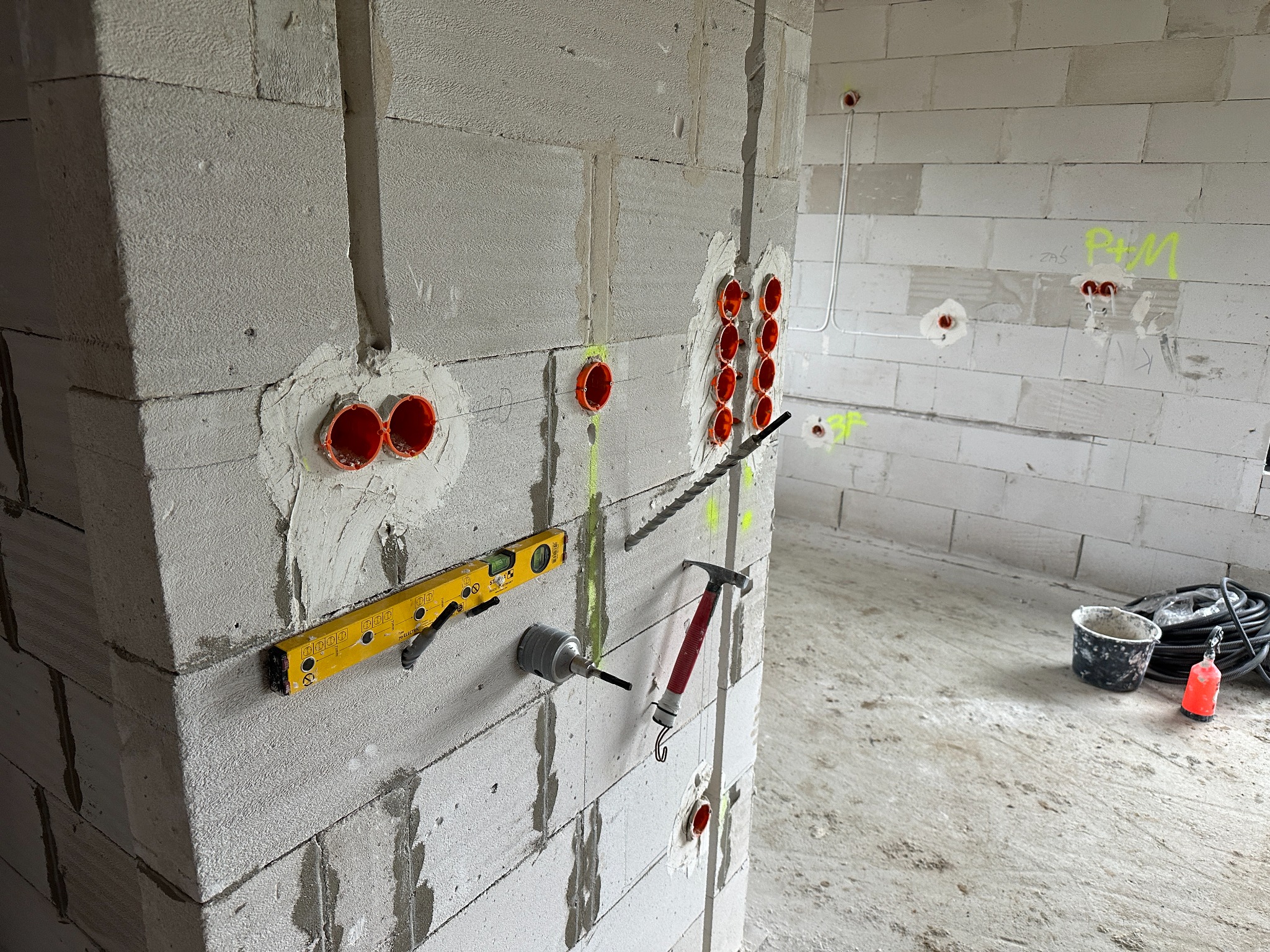 Po usunięciu pyłu z otworu, otwór zwilżamy spryskiwaczem co zapewnia mocniejsze osadzenie puszki