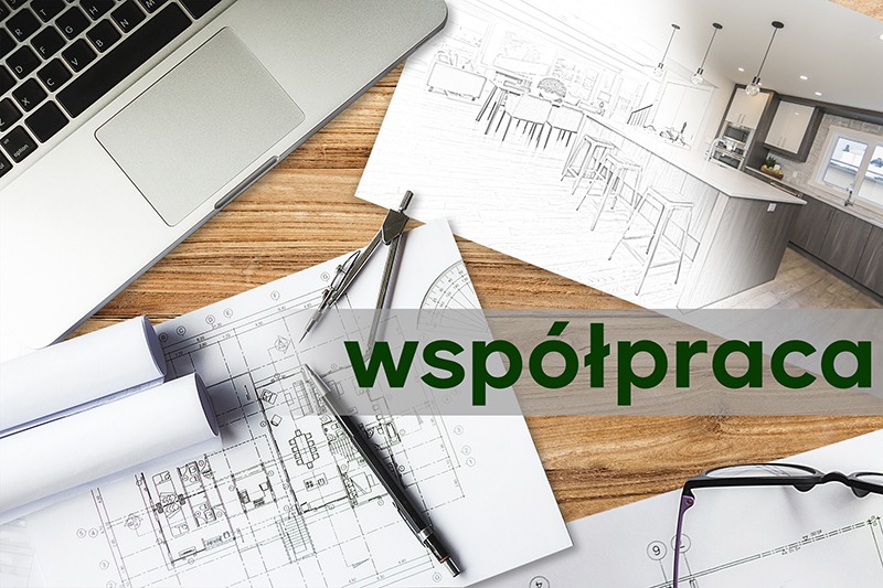 Laptop, cyrkiel, ołówek i okulary na drewnianym biurku z planami architektonicznymi i szkicem wnętrza kuchni z wyspą.