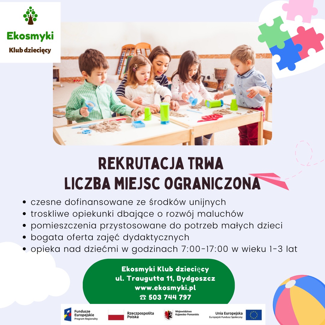 Grupa dzieci w wieku przedszkolnym i opiekunka bawią się piaskiem kinetycznym przy niskim stoliku w jasnym pomieszczeniu; na pierwszym planie elementy graficzne z informacją o rekrutacji do klubu...