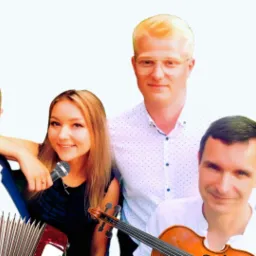 Portret uśmiechniętej grupy muzycznej z akordeonem, skrzypcami, mikrofonem i pałeczkami perkusyjnymi na białym tle.