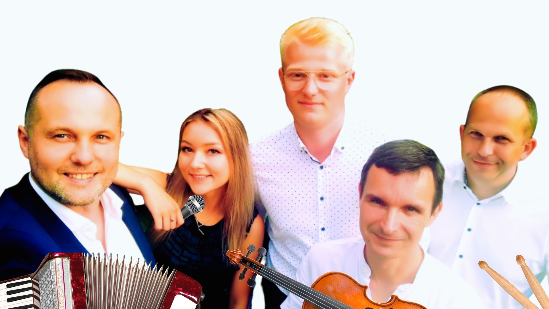 Portret uśmiechniętej grupy muzycznej z akordeonem, skrzypcami, mikrofonem i pałeczkami perkusyjnymi na białym tle.