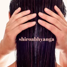 Widok z tyłu: dłonie na mokrych, ciemnych włosach tuż po zabiegu pielęgnacyjnym, z widocznym tekstem 'shiroabhyanga'.