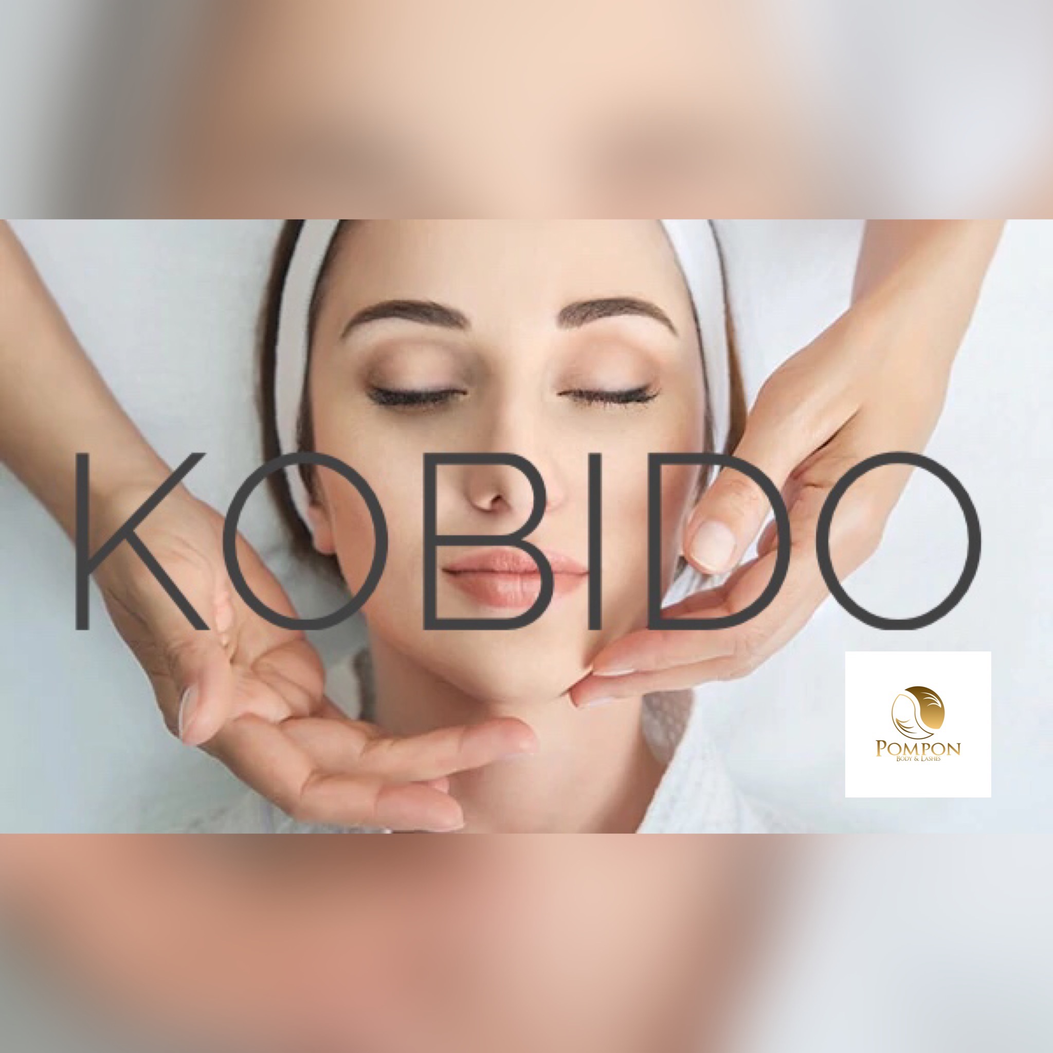 Kobieta z zamkniętymi oczami podczas masażu twarzy Kobido, widoczne dłonie masażysty i logo salonu 'Pompon Body & Lashes'.
