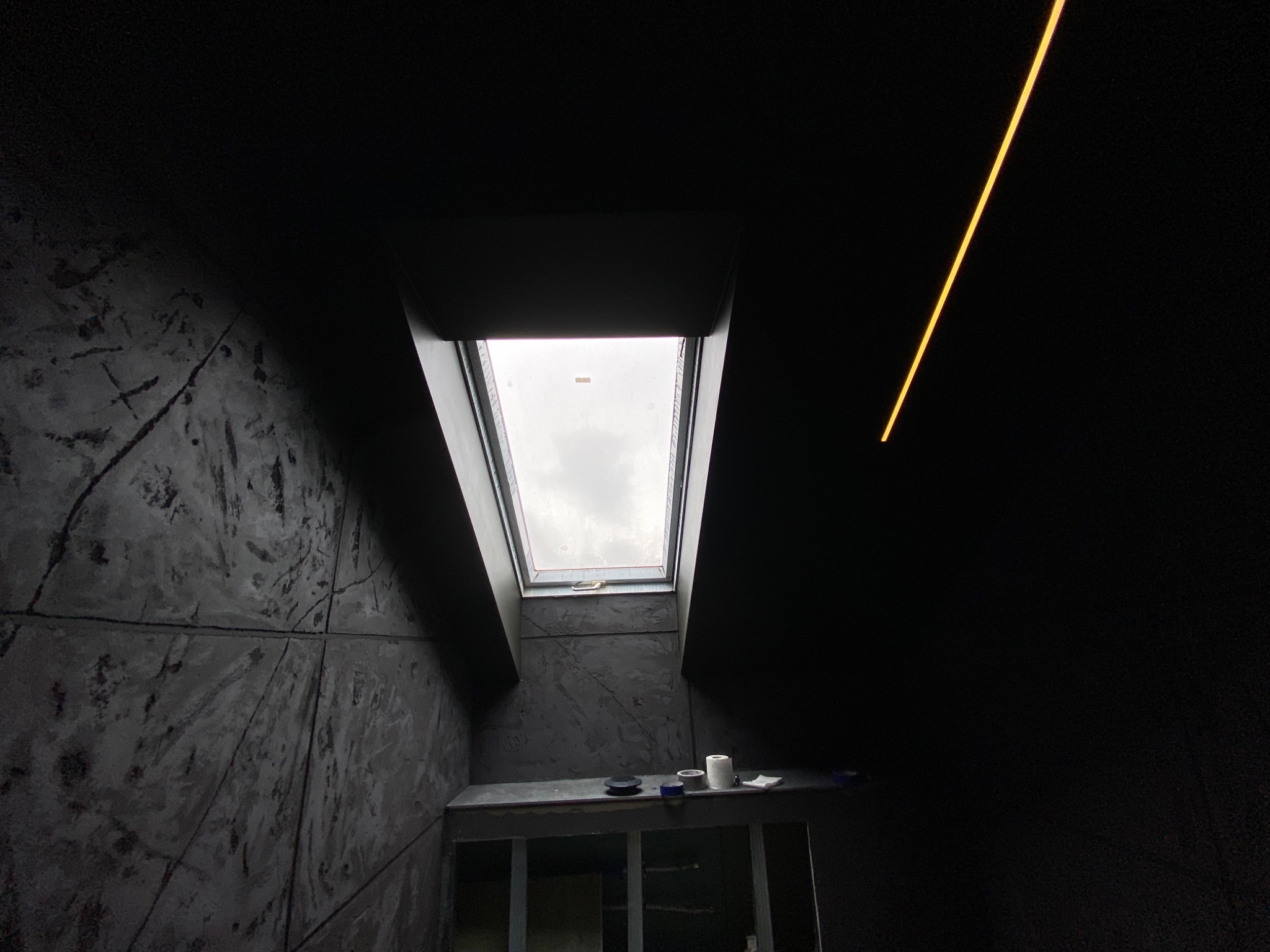 Łazienka w czarnym mrocznym stylu