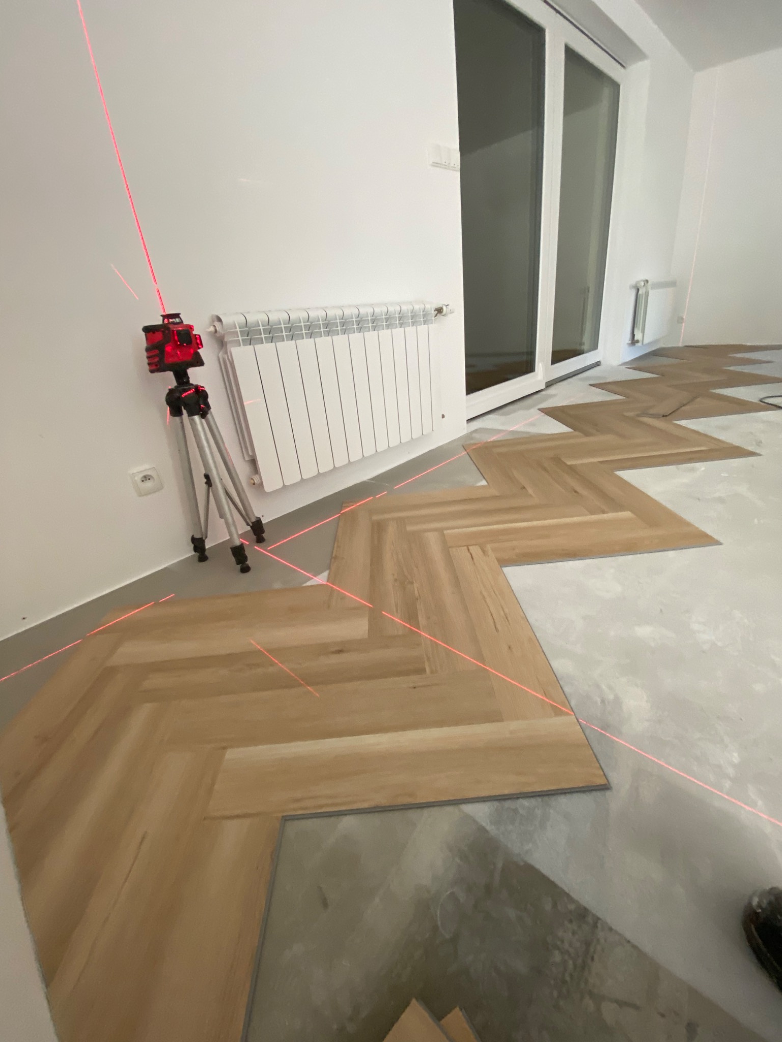 Panele winylowe układane we wzór jodełki