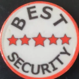 Okrągła odznaka z napisem 'BEST SECURITY' i pięcioma czerwonymi gwiazdkami na białym tle z pomarańczową obwódką.