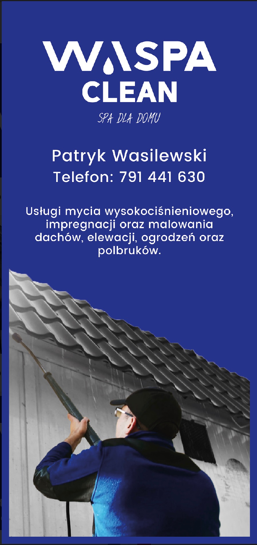 Reklama usług mycia wysokociśnieniowego dachów, elewacji i ogrodzeń; mężczyzna w okularach i czapce czyści dach za pomocą lancy ciśnieniowej.