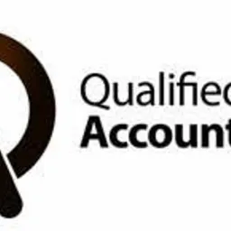 Logo firmy oferującej usługi księgowe z ciemnobrązowym symbolem 'A' w okręgu i napisem 'Qualified Accountancy' obok.