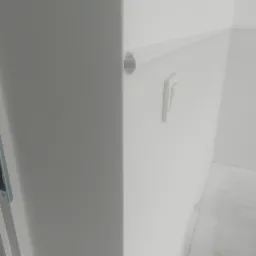 Biała listwa dekoracyjna przypodłogowa z ornamentem na ścianie, widoczny włącznik światła i fragment podłogi w jasnym wnętrzu.