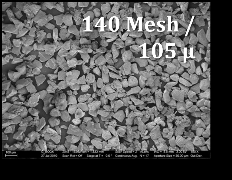 Mikroskopowy obraz kruszywa o granulacji 140 Mesh, powiększenie 150x, z widocznymi nieregularnymi ziarnami o średnicy około 105 mikrometrów.