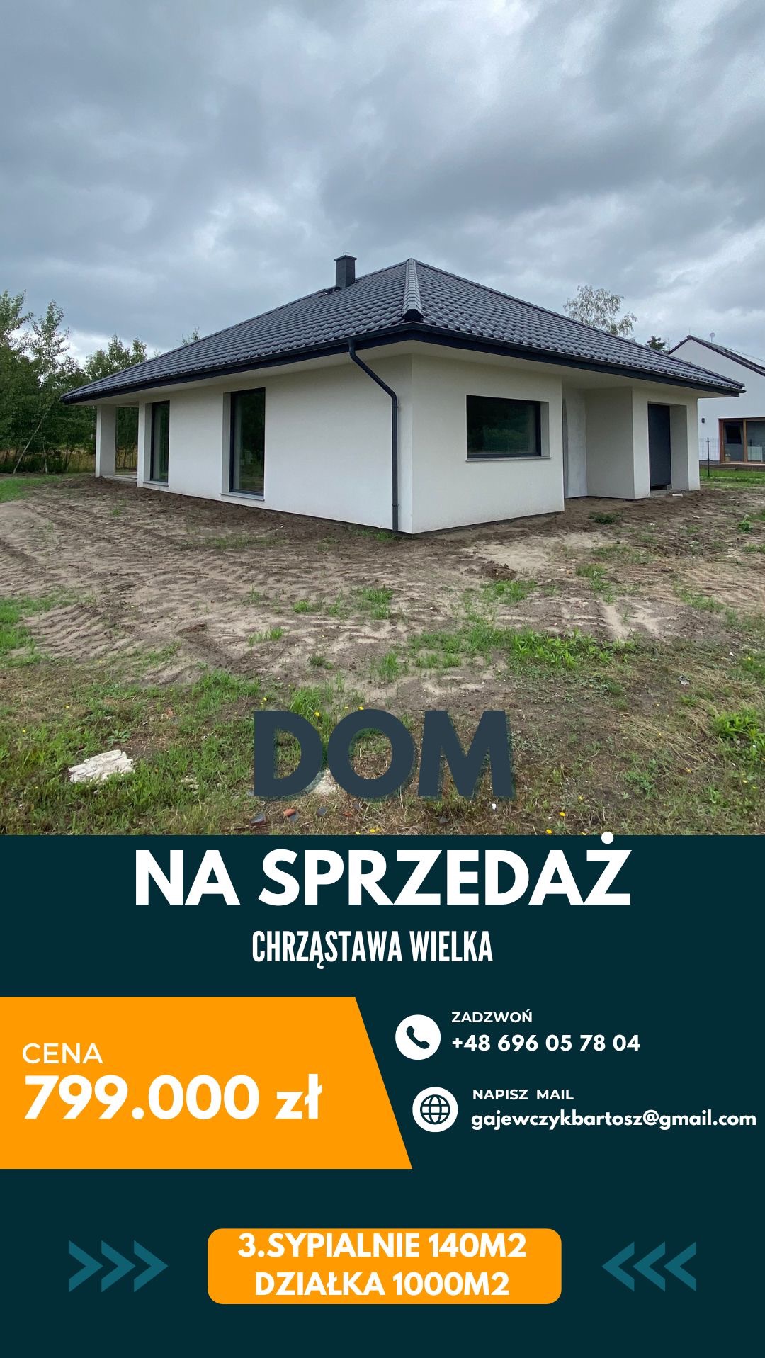 Ogłoszenie sprzedaży nowoczesnego, parterowego domu z ciemnym dachem, z informacjami o cenie, kontakcie i powierzchni działki, umieszczone na tle szarego nieba i częściowo zagospodarowanego terenu.