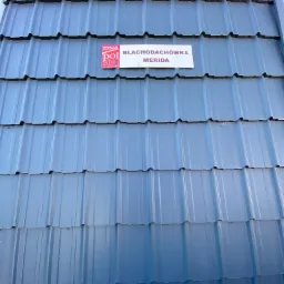 Prezentacja blachodachówki Merida w kolorze grafitowym z widocznym logo producenta Polstal.