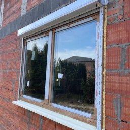 Concept Magdalena Kusik - Okna PCV Aluplast z roletami podtynkowymi w kolorze okien z silnikami sterowanymi radiowo