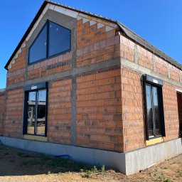 Okna PCV Aluplast z żaluzjami fasadowymi z silnikami sterowanymi bezprzewodowo w kolorze stolarki 