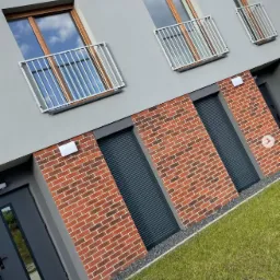 Okna PCV z roletami podtynkowymi oraz drzwi zewnętrzne z przeszkleniem reflex grafit