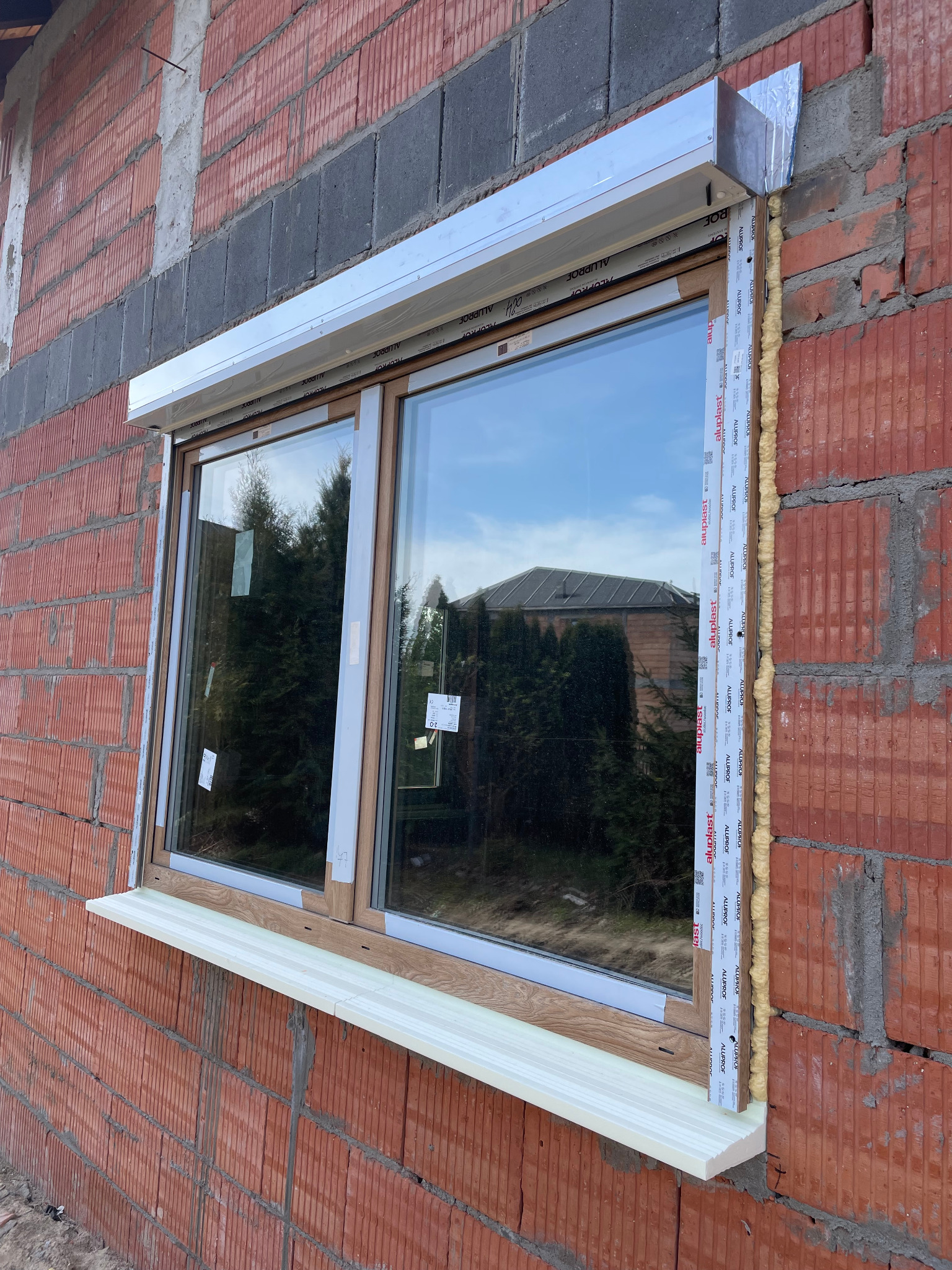 Okna PCV Aluplast z roletami podtynkowymi w kolorze okien z silnikami sterowanymi radiowo