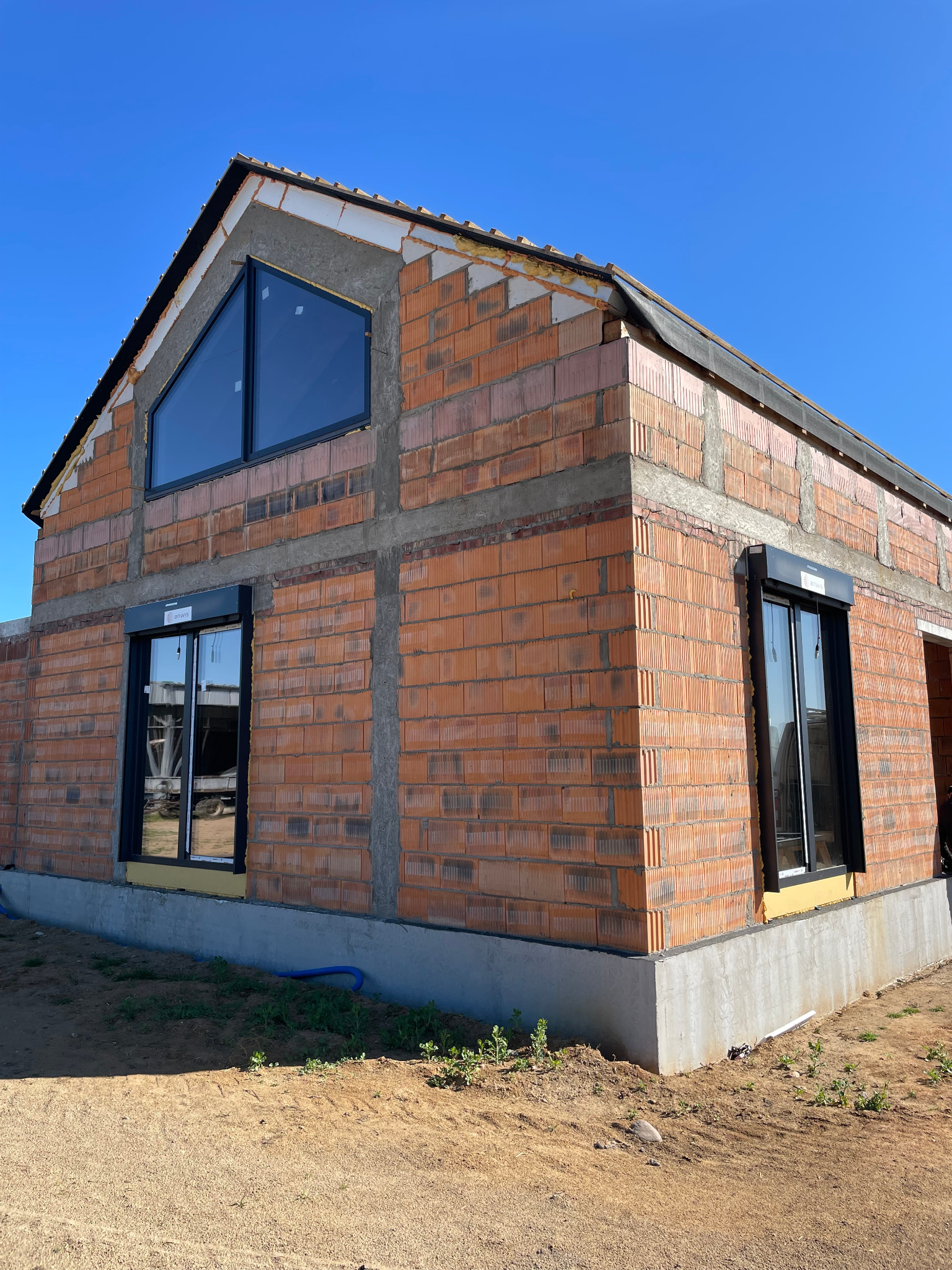 Okna PCV Aluplast z żaluzjami fasadowymi z silnikami sterowanymi bezprzewodowo w kolorze stolarki