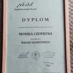 Dyplom ukończenia kursu Masażu Klasycznego Akademii Sztuki Masażu MENOS w ramce, podpisany przez instruktora i prezesa, Katowice, 18 wrzesień 2020.