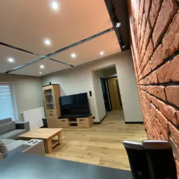 Klasyczna cegła z wypełnieniem czarnym komponuje się z nowoczesnym sufitem.