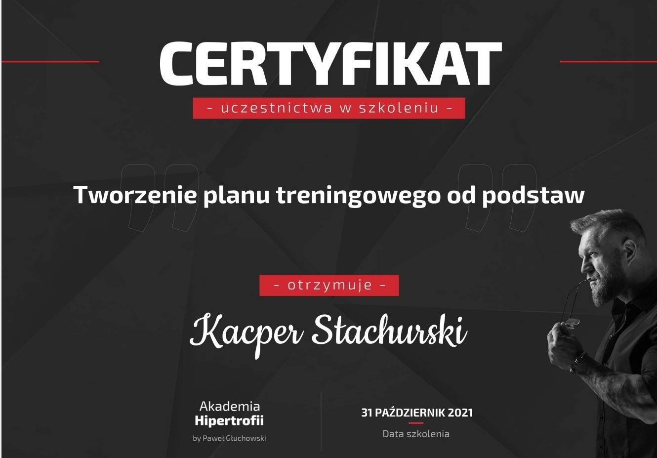 Certyfikat uczestnictwa w szkoleniu z tworzenia planu treningowego, wydany przez Akademię Hipertrofii, z datą 31 października 2021 i wizerunkiem mężczyzny trzymającego okulary.