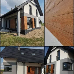 Nowoczesny dom jednorodzinny z elewacją wykończoną panelami imitującymi drewno, widoczne fragmenty ocieplenia i przygotowania terenu.
